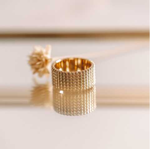 Anillo grande chapado en oro con perlas