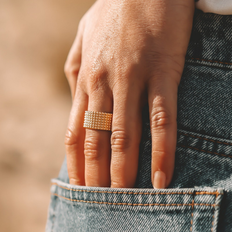 Breiter, vergoldeter Ring mit Perlen