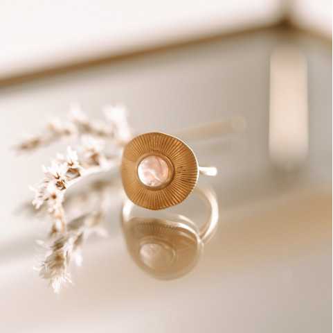 Anillo sol bañado en oro con gema de cuarzo rosa