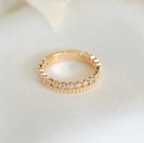 Anillo chapado en oro con gemas de circonio