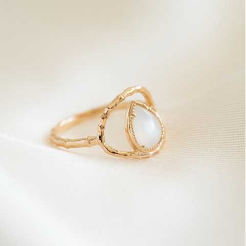 Anillo de piedra lunar chapado en oro con gota de agua y argolla