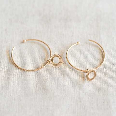 Boucles d'oreilles créoles en plaqué or avec soleil coulissant