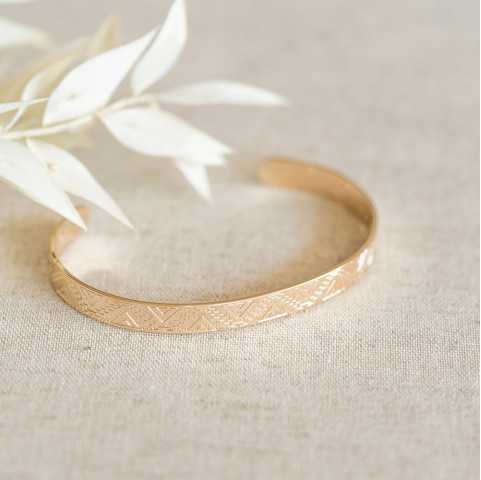 junco étnico chapado en oro