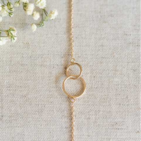 Pulsera chapada en oro con 2 anillos libres entrelazados