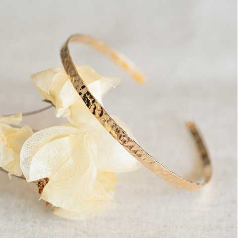 Junco mujer martillada bañada en oro