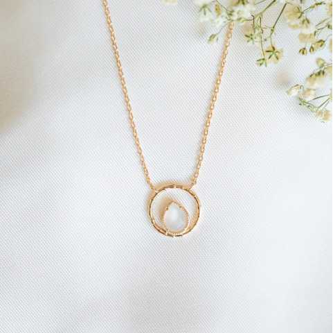 Collar chapado en oro con piedra de luna en forma de gota de agua rodeada por un anillo