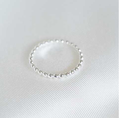 Anillo de cuentas de plata fina