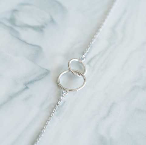 Pulsera de plata fina, rodiada, 2 anillos libres entrelazados