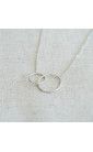 Collar de plata fina con anillos libres entrelazados
