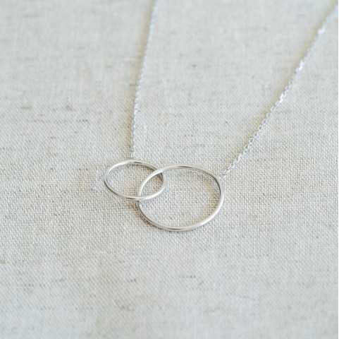 Collar de plata fina con anillos libres entrelazados