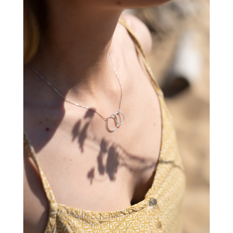 Collar de plata con círculos