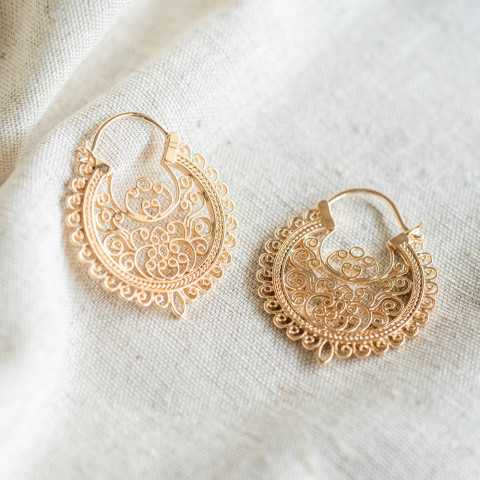 Pendientes orientales bañados en oro