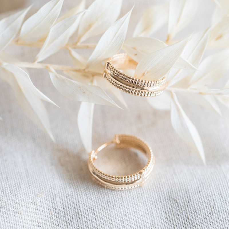 Breite vergoldete Creolen