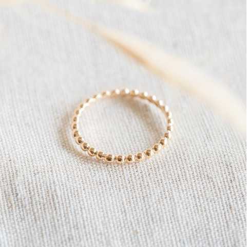 Anillo de perlas doradas