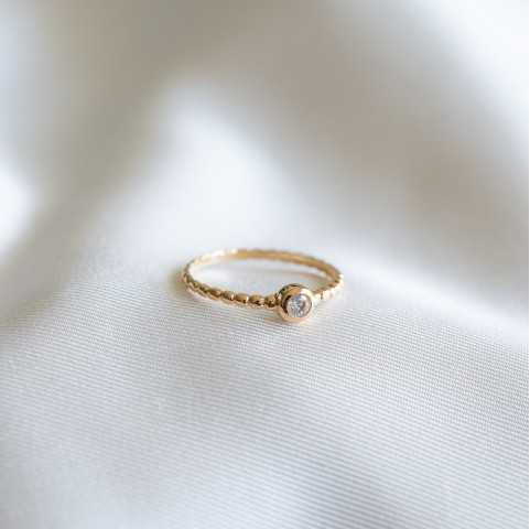 Anillo fino chapado en oro, banda de aro retorcida y brillantes de circonio.