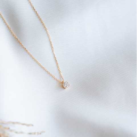 Collar solitario de circonio chapado en oro