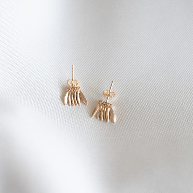 Orecchini a chip placcati oro con charms