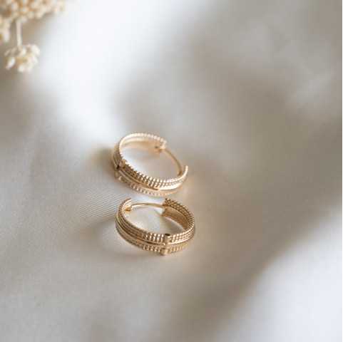 Pendientes de aro con bisagra chapados en oro