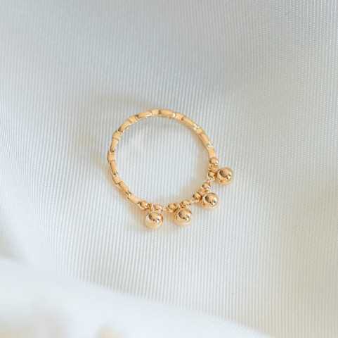 Anillo fino con colgantes dorados