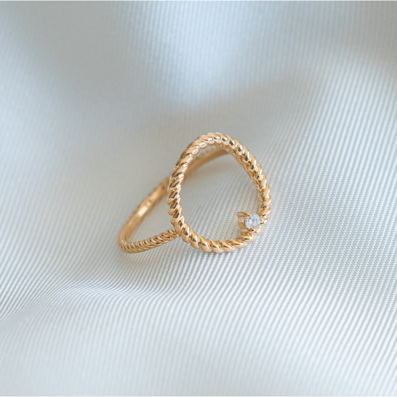 Anillo circular chapado en oro con gema solitaria