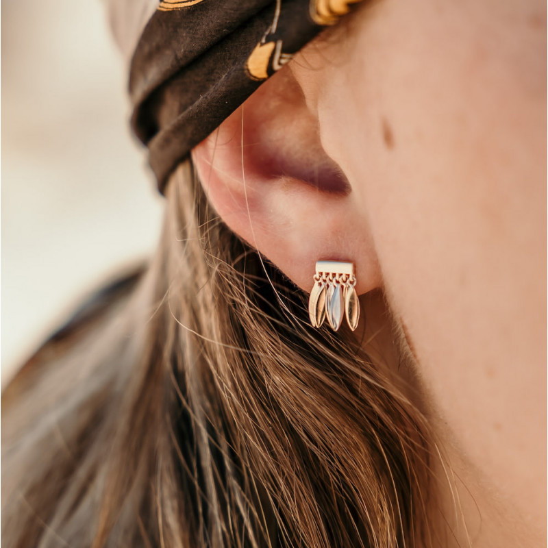 Piccoli orecchini di design placcati oro con charms