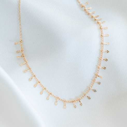 Collar gargantilla dorado con pequeñas borlas