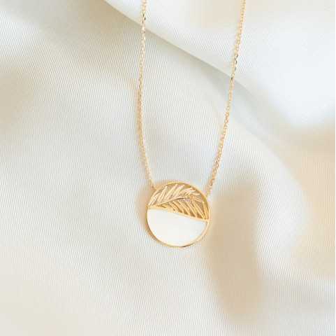 Collar medallón de nácar dorado