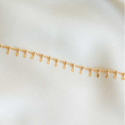 Pulsera chapada en oro con pequeños colgantes