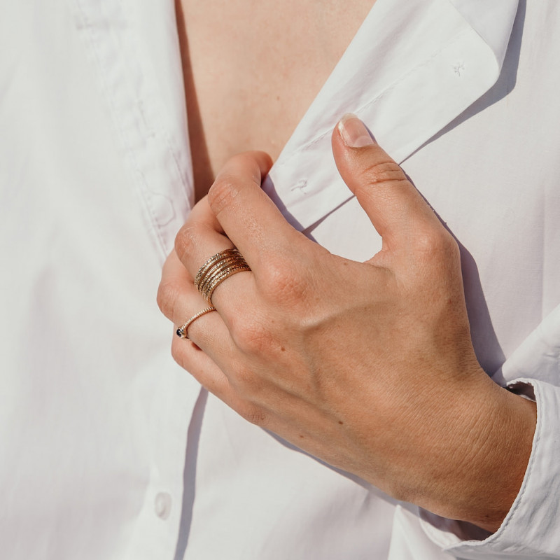 Accumulo di anelli di design placcati in oro