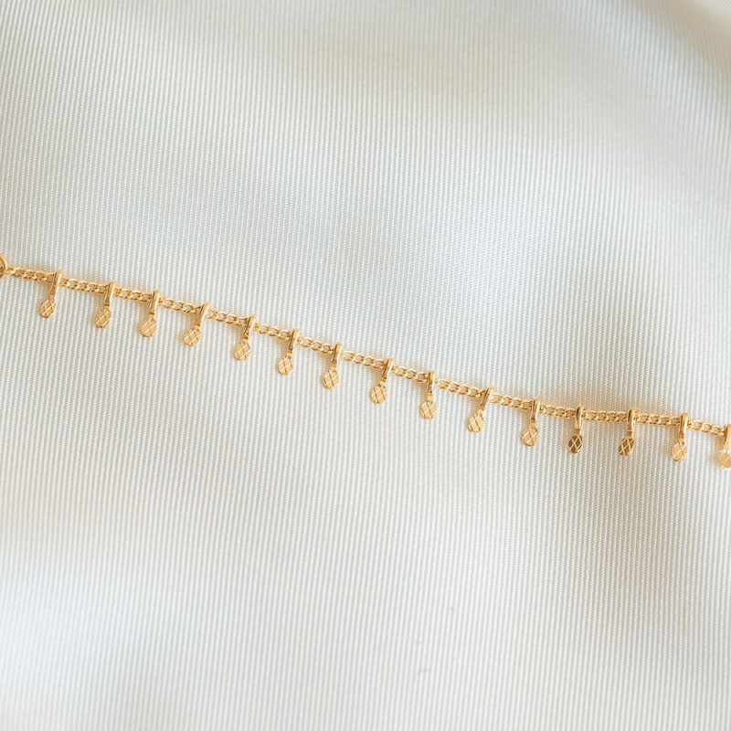 Vergoldetes Armband mit kleinen Anhängern