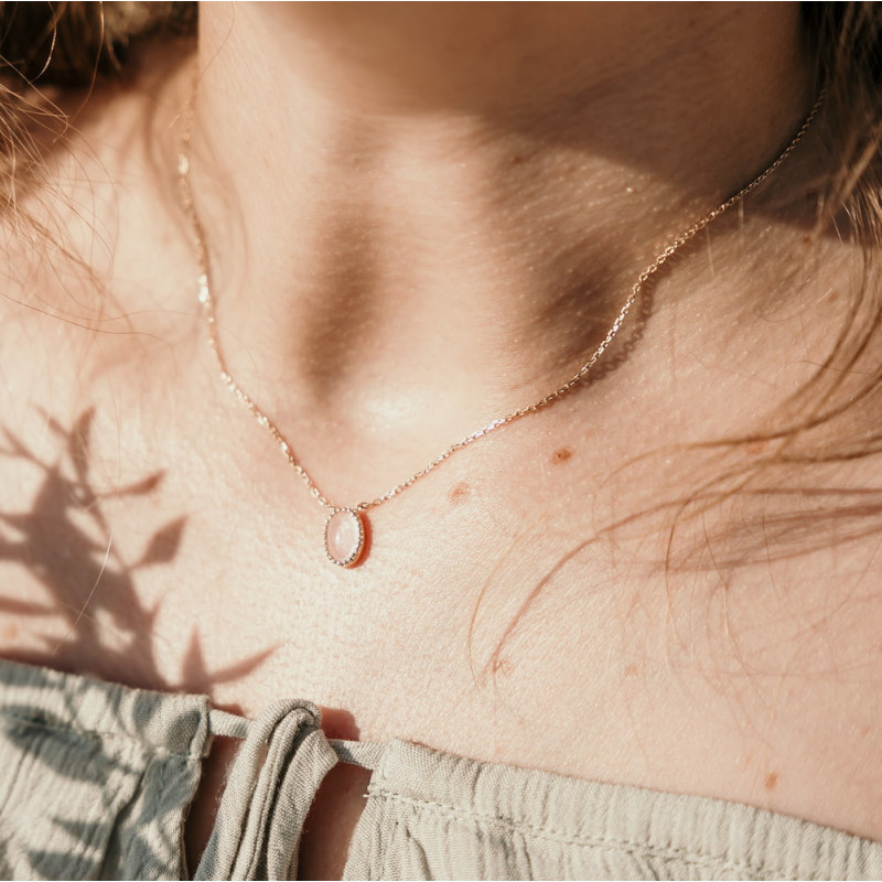 Collier fin plaqué or avec pierre de quartz rose véritable