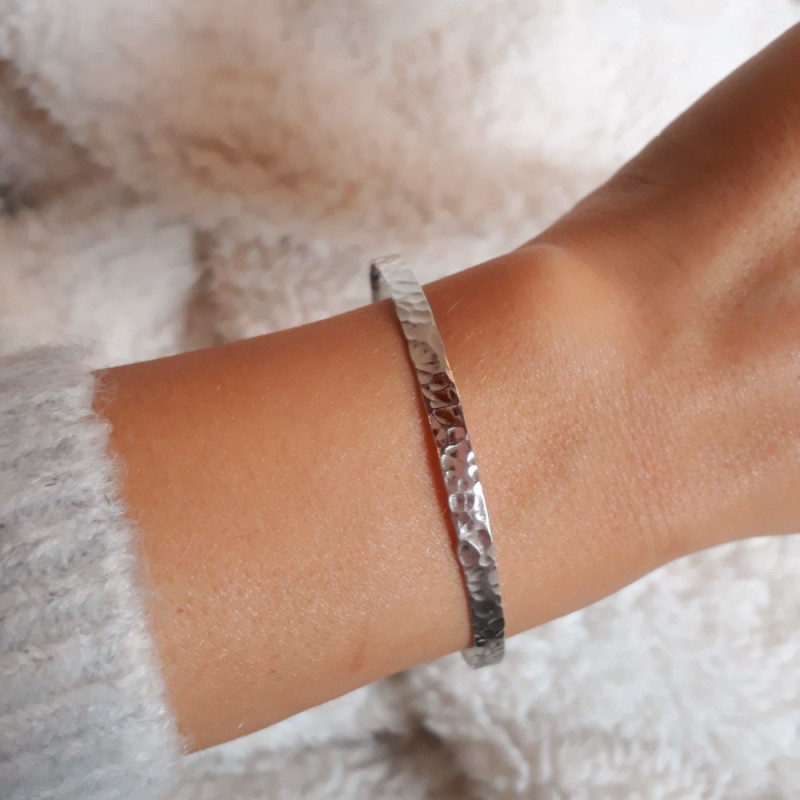 Junco mujer martillada de plata