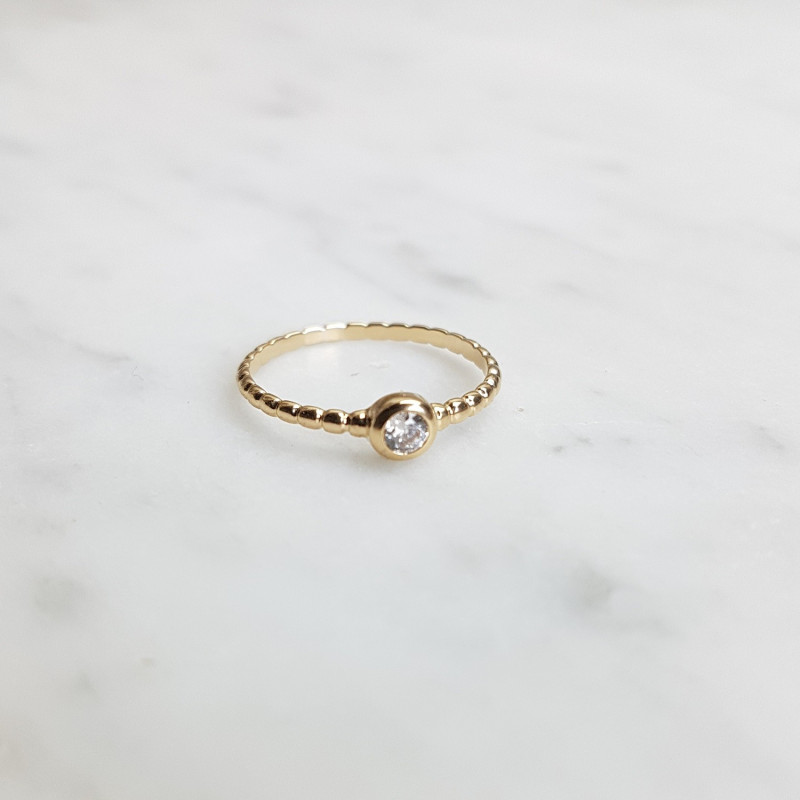 Schmaler, vergoldeter Ring mit gedrehter Ringschiene und Zirkonia-Strass.