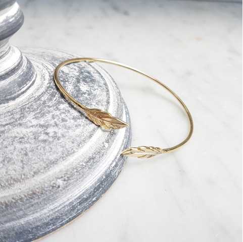 Junco fina hojas chapadas en oro