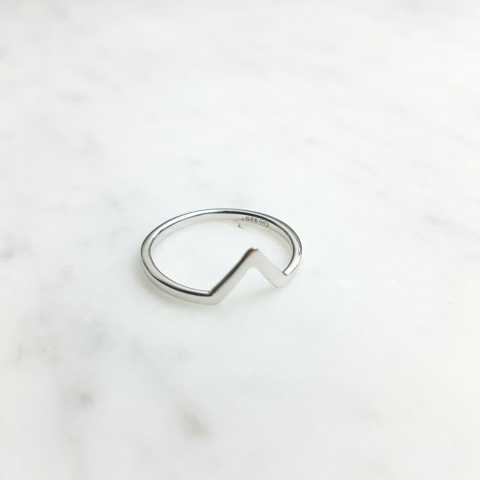 Anillo triangular de plata