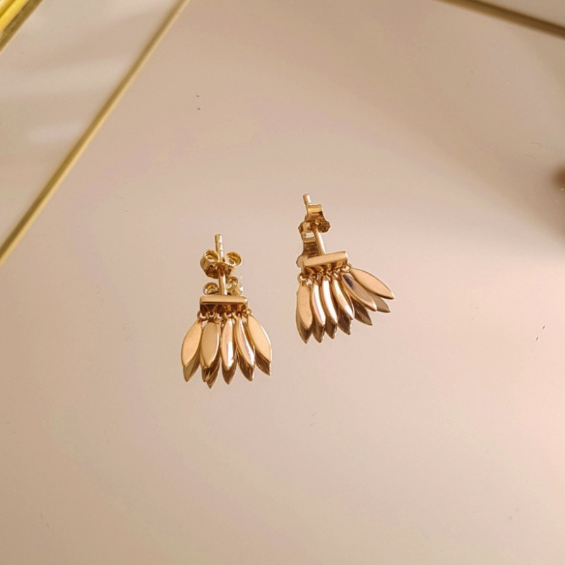 Orecchini placcati oro con raffinati ciondoli pendenti