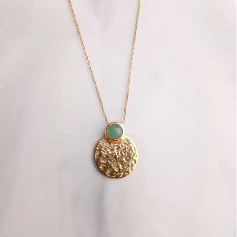 Collar chapado en oro con colgante medallón martillado y gema aventurina brasileña
