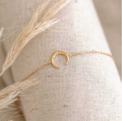 Pulsera chapada en oro, diseño de luna creciente con brillantes de circonio