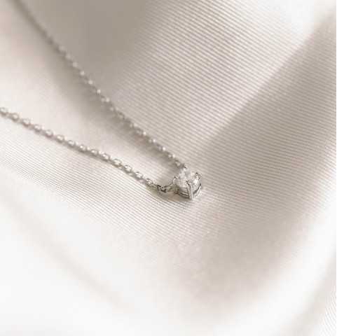 Collar de plata 925 engastado con una gema de óxido de circonio