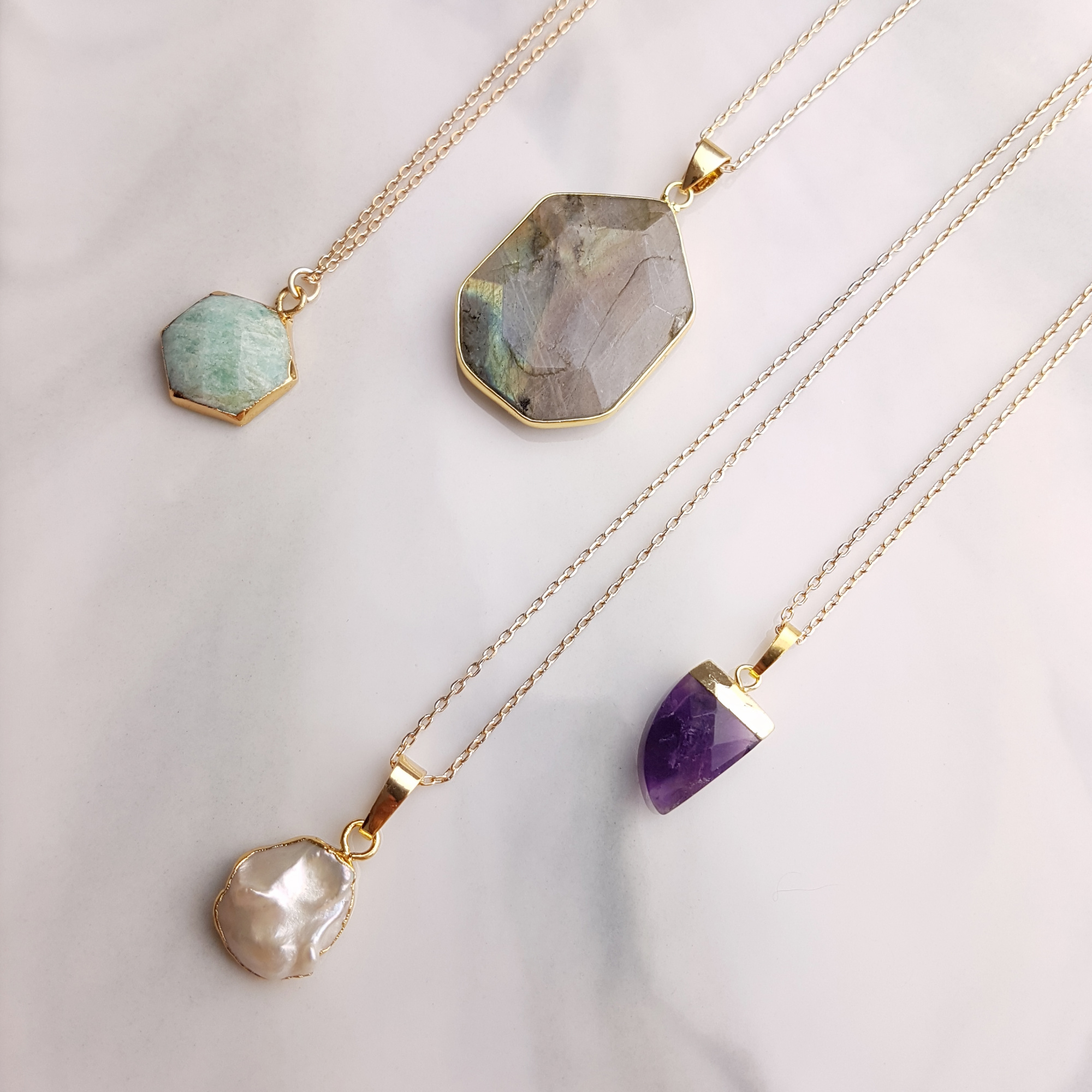 Bijoux de créateurs et colliers avec pierres précieuses