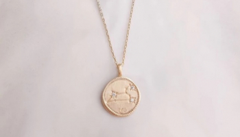 Pourquoi ne pas lui offrir un collier avec son signe astrologique du lion ?